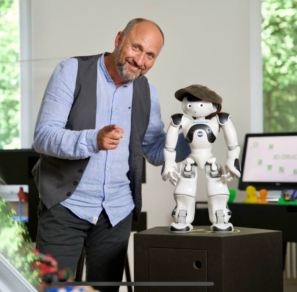 Werner mit Roboter zum Thema Digitalisierung