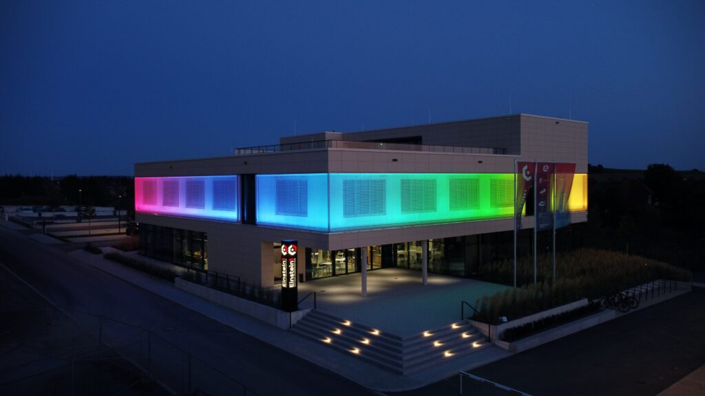 Das Gründerzentrum Einstein1 Gebäude bei Nacht mit Beleuchtung